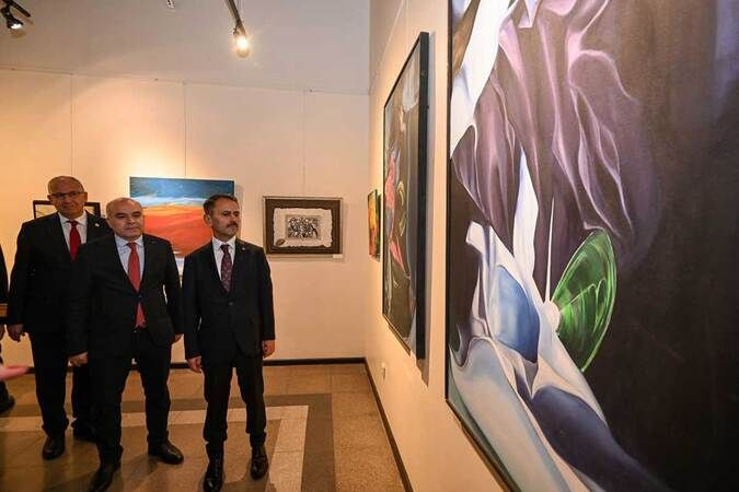 Vali, ‘Cumhuriyet ve Atatürk’ün İzinde’ sergisini gezdi