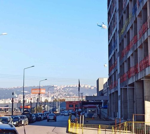 Kocaeli’de asılı duran helikopter merak uyandırdı