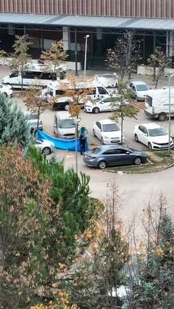 Bu adamlar, İzmit Doğu Kışla’da, ellerinde muşambayla ne yapıyor?