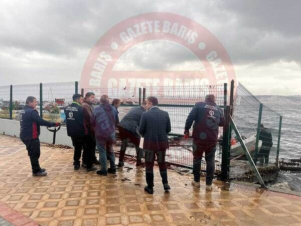 Şiddetli lodos hayatı felç ediyor! Başiskele'de 5 tekne battı