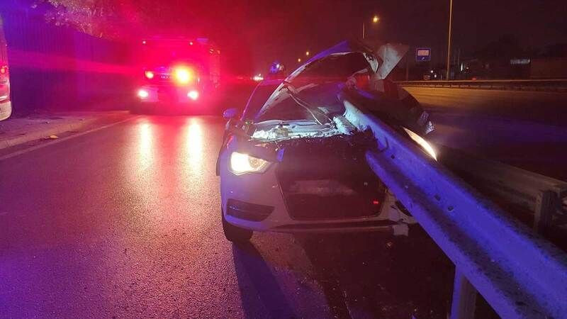 Kocaeli'de feci kaza! Otomobil bariyere ok gibi saplandı
