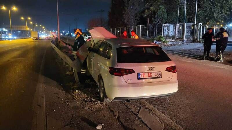 Kocaeli'de feci kaza! Otomobil bariyere ok gibi saplandı