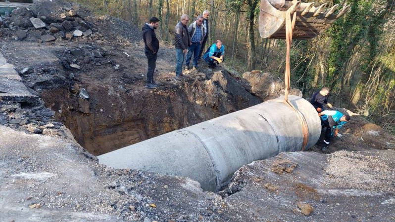 Kocaeli’de yol çöktü