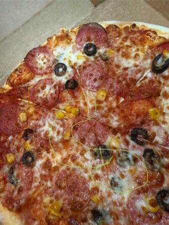 Ünlü marka, pizzasından saç çıkan vatandaşı engelledi!