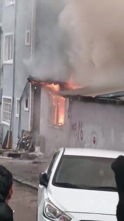 Kocaeli'de 5 gün önce boşaltılan gecekondu alev alev yandı!