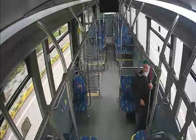 Kocaeli'de otobüs şoföründen duygulandıran hareket