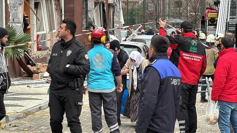 İstanbul'da 14 katlı binada patlama! Ölü ve yaralılar var