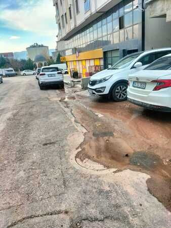 İnşaattan akan su mahalleyi çamura buluyor!