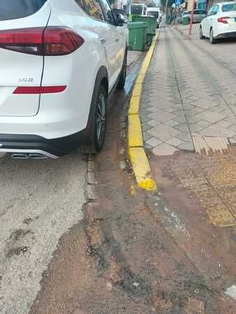 İnşaattan akan su mahalleyi çamura buluyor!