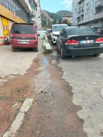 İnşaattan akan su mahalleyi çamura buluyor!