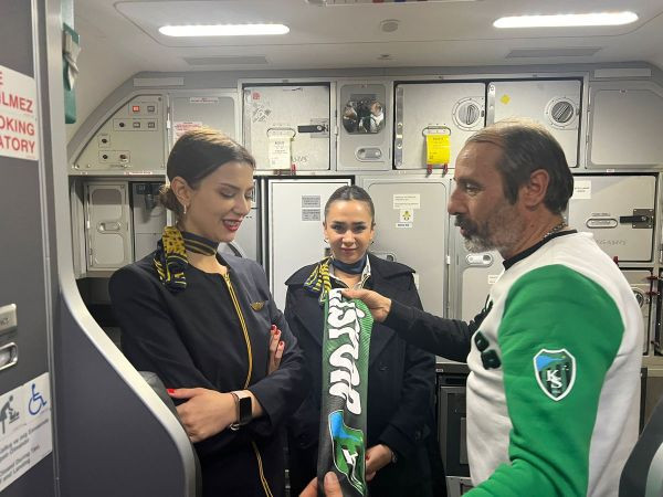 Hodri Meydan’dan hostes Zeynep’e özel beste