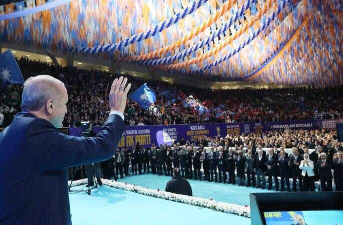AKP kongresinde pankart şov