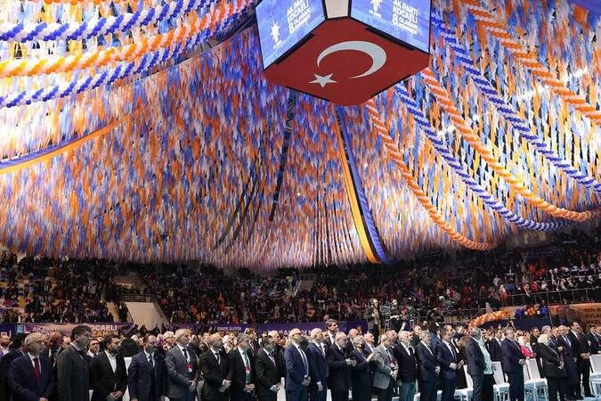 AKP kongresinde pankart şov