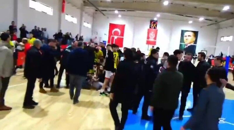 Bursa'da Gölcük Belediyesine çirkin saldırı: 3 sporcu yaralandı