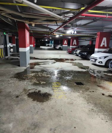 Kocaeli’de lüks sitenin otoparkını lağım suları bastı!