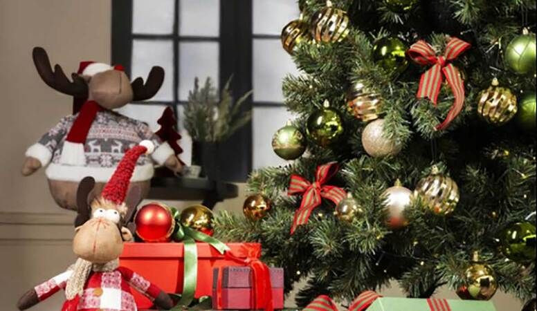 Yılbaşı süsleri kapış kapış gidiyor: 250 TL ile 10 bin TL’ye çam ağaçları satılıyor