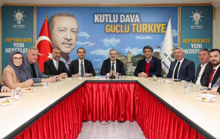 AKP’li belediye başkanları il başkanına gitti