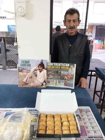 Derinceli esnaf Ferdi Tayfur anısına tatlı dağıttı