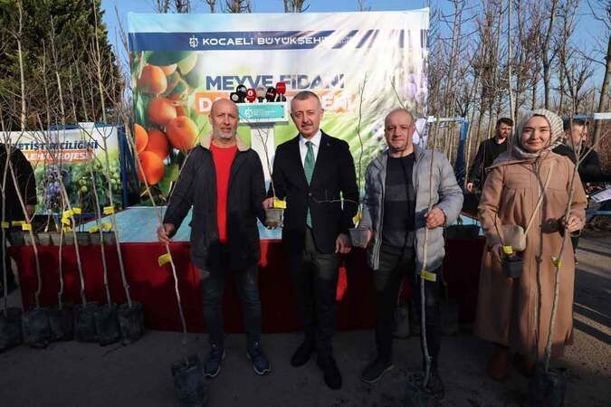 Kocaeli’de binlerce Trabzon hurması ve fidan dağıtıldı