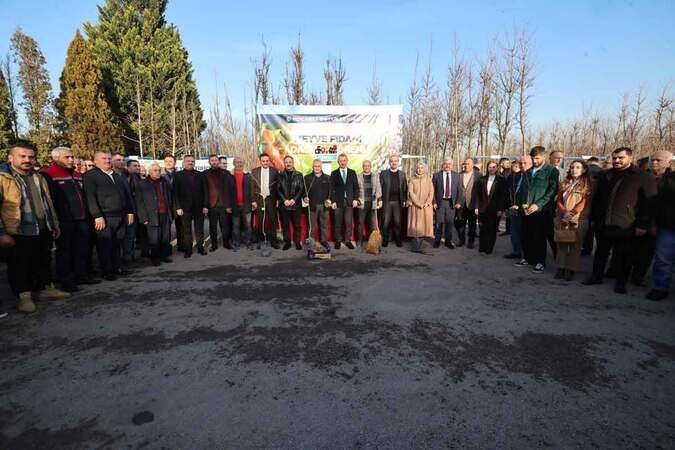 Kocaeli’de binlerce Trabzon hurması ve fidan dağıtıldı