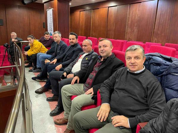 Ülkü Ocakları Başkanı, MHP’lilerle İzmit Meclisi’ni izledi