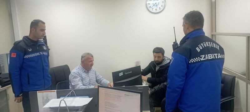 Kocaeli’de yüklü para kaybetti, zabıta ulaştırdı