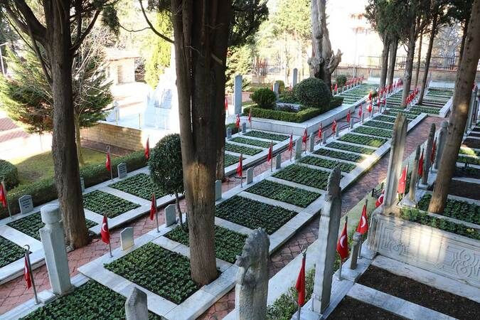 Büyükşehir’den şehitliğe bakım ve çiçeklendirme çalışmaları