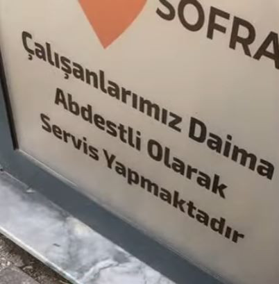 Dini pazarlamayan bir siz kalmıştınız! Lokantada şok eden görüntü!