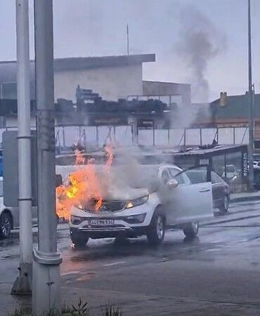Kocaeli'de seyir halindeki araç alev alev yandı!