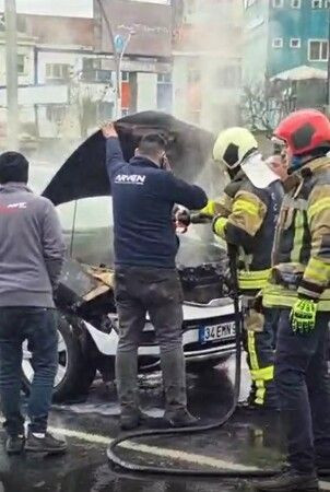 Kocaeli'de seyir halindeki araç alev alev yandı!