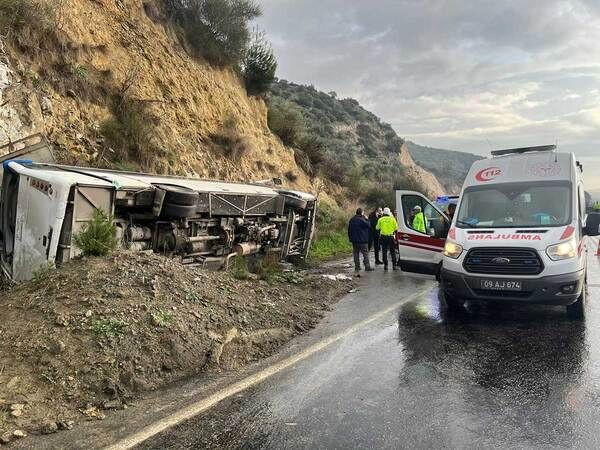 Tur minibüsü devrildi! Kazada 23 kişi yaralandı