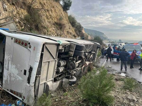 Tur minibüsü devrildi! Kazada 23 kişi yaralandı