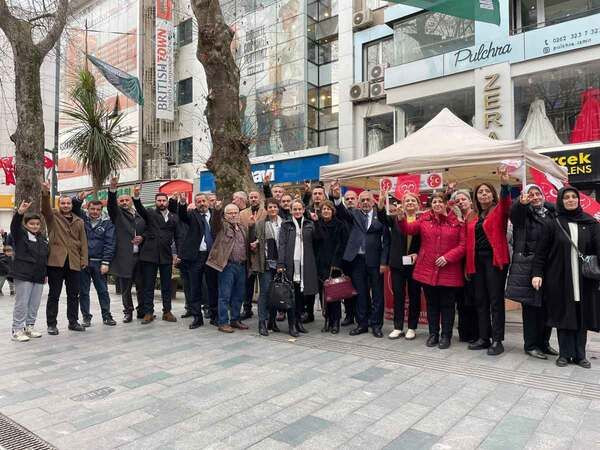 MHP’liler İzmit'te kandil simidi dağıttı