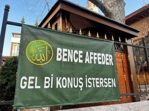 İzmit’teki camide dikkat çeken afiş