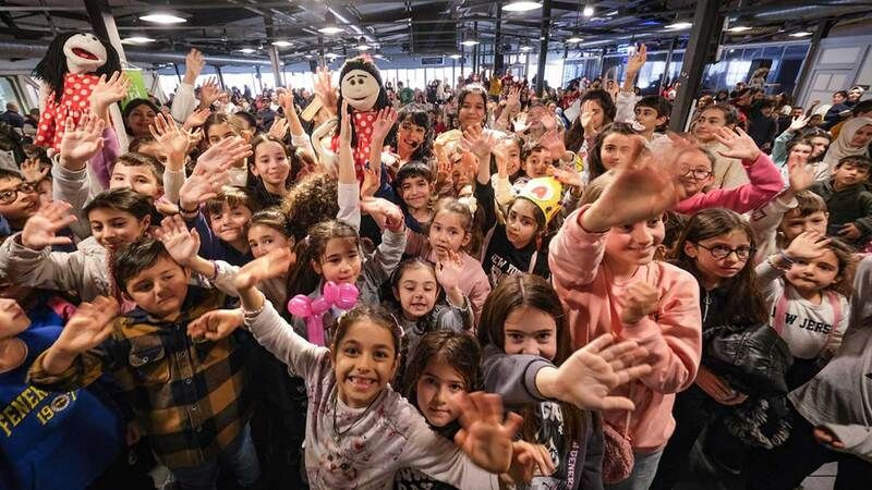 Büyükşehirden çocukları eğlendiren kukla gösterisi!