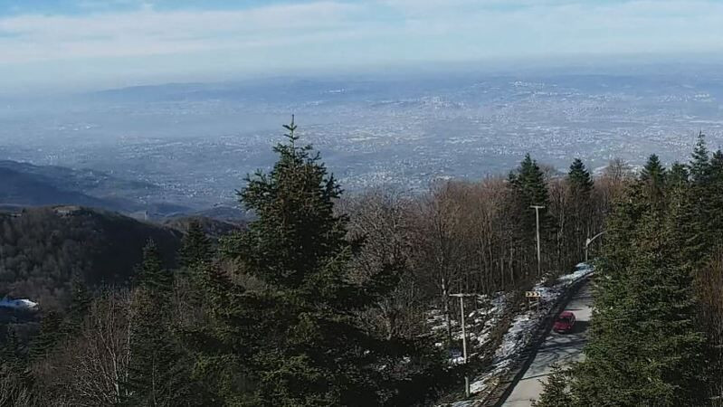 İstanbul’un yanı başında, güneşli havada kar keyfi