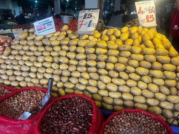 İzmit Perşembe Pazarı’nda yoğunluk! Domatesin fiyatı düştü