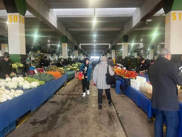 İzmit Perşembe Pazarı’nda yoğunluk! Domatesin fiyatı düştü