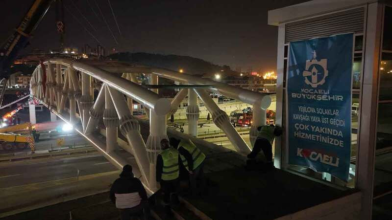 Kocaeli’de gece yarısı 120 tonluk çelik konstrüksiyon monte edildi
