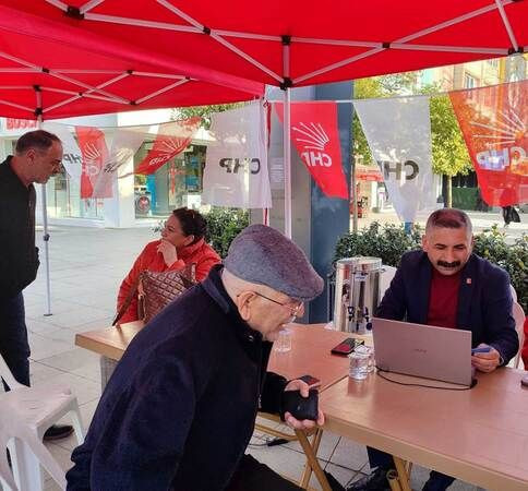 CHP’li başkan üye seferberliği başlattı, stantın başına geçti