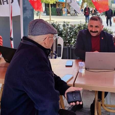 CHP’li başkan üye seferberliği başlattı, stantın başına geçti