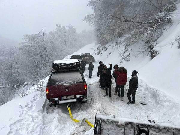 Kocaeli'de karda mahsur kalanlara Büyükşehir yetişti