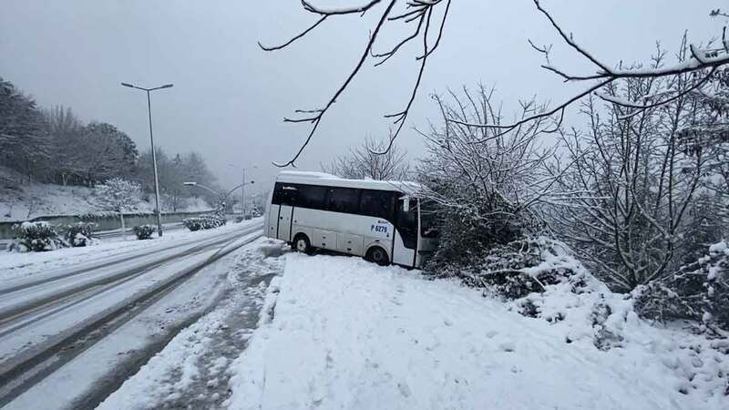 Kocaeli’de kar bastırdı, sürücüler yollarda kaldı