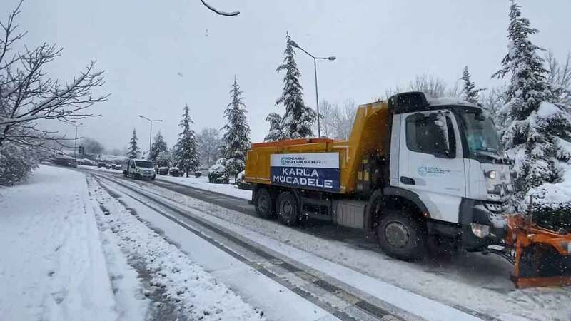 Kocaeli’de kar bastırdı, sürücüler yollarda kaldı