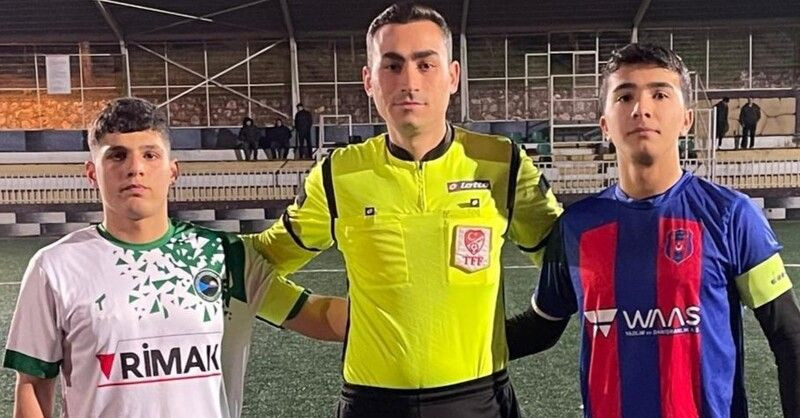 Yeşil sahada şiddet bitmiyor: Futbolcular tribüne saldırdı!