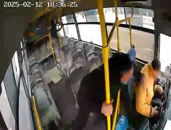 Kocaeli'de sürücü fenalaştı, halk otobüsü kontrolden çıktı