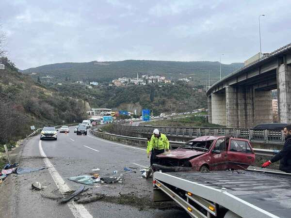 Kocaeli’de otomobil takla attı, trafik kilitlendi