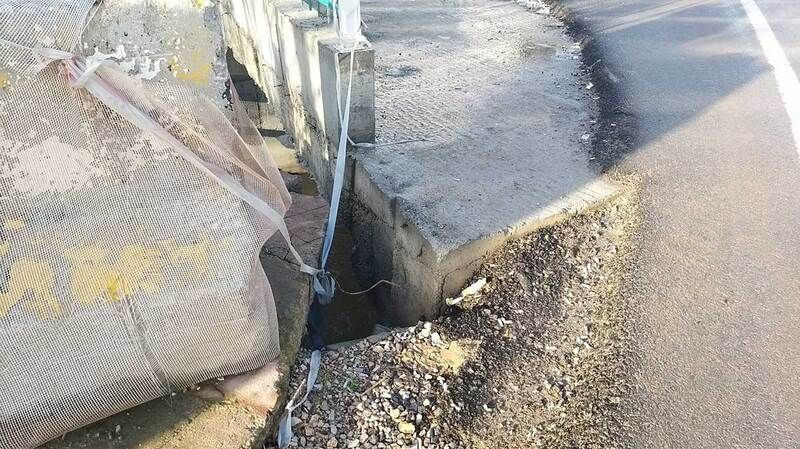 Kartepe’de kanal yaparken kaldırımı yok ettiler