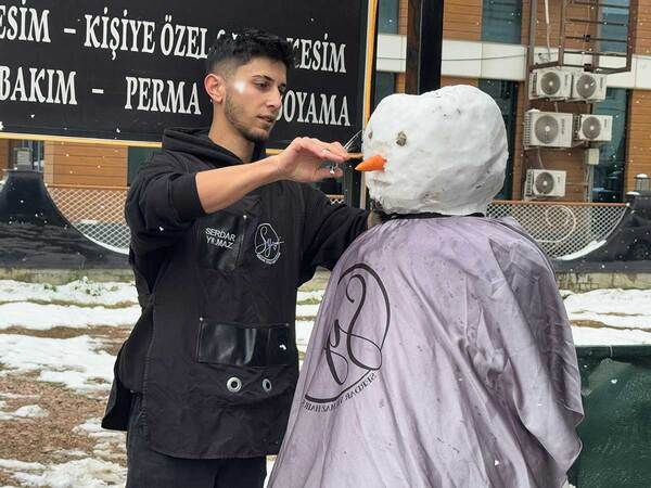 Kocaeli'den renkli görüntüler: Berber kardan adamı tıraş etti