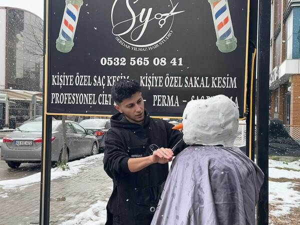 Kocaeli'den renkli görüntüler: Berber kardan adamı tıraş etti